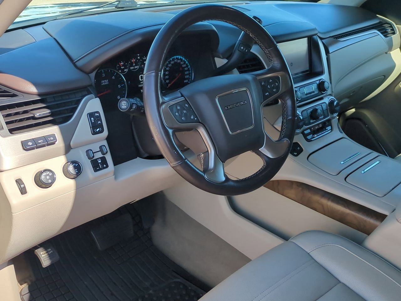 2019 Gmc Yukon Denali photo 2