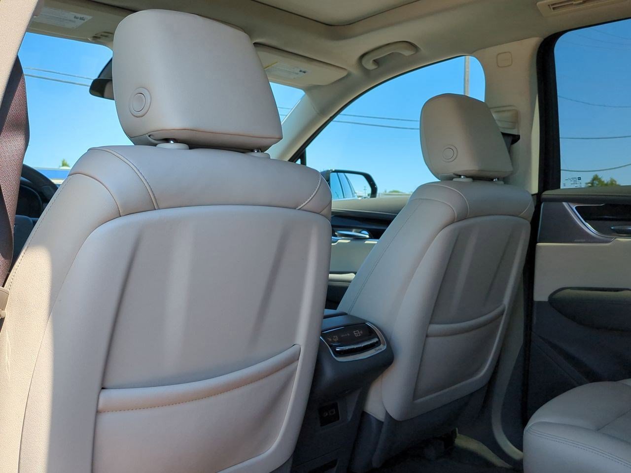 Thumbnail: 2023 Cadillac XT6 - 17