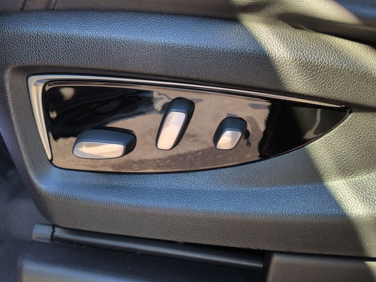 Thumbnail: 2020 Cadillac Escalade - 17