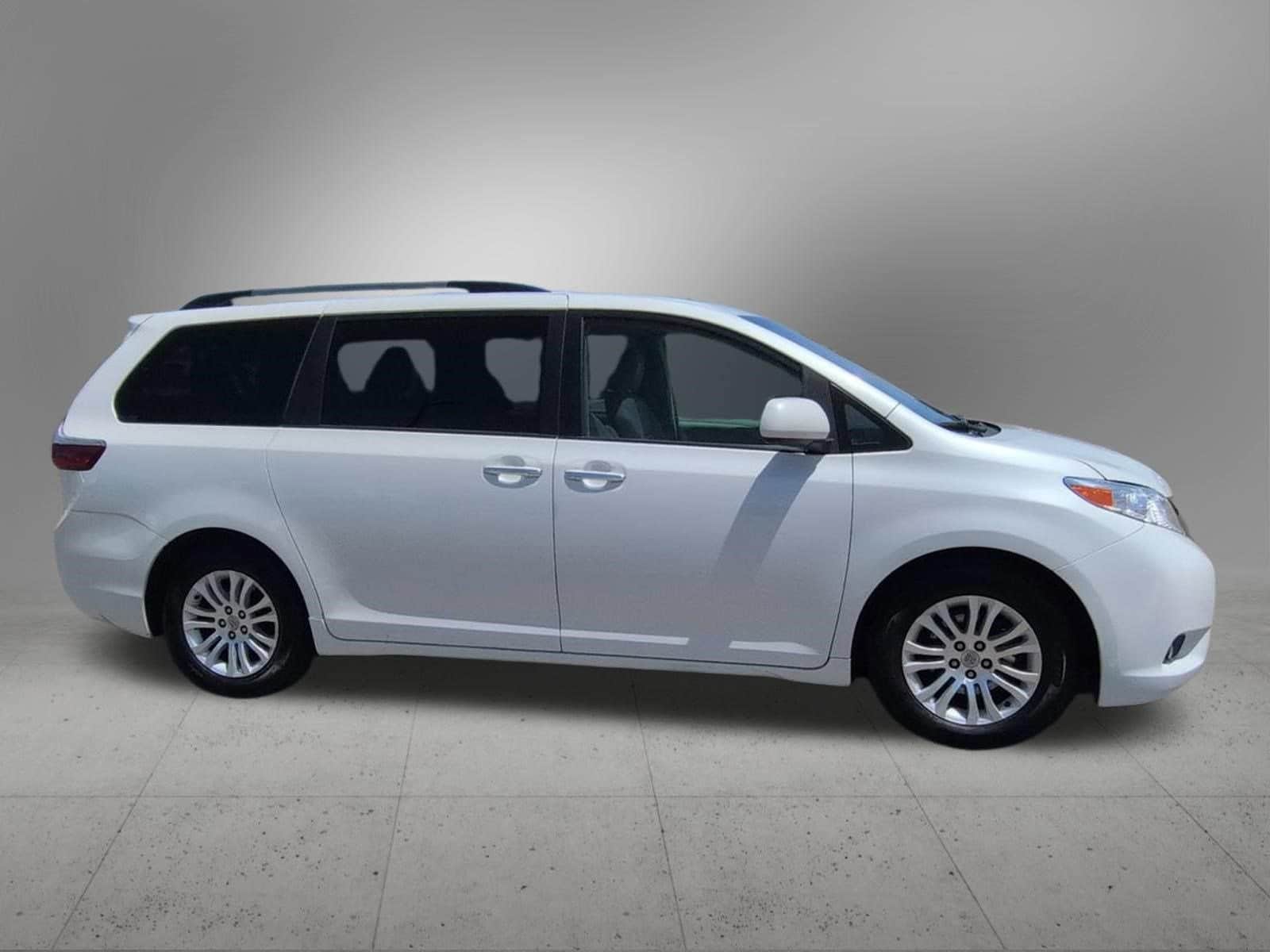 2015 Toyota Sienna XLE - Photo 7
