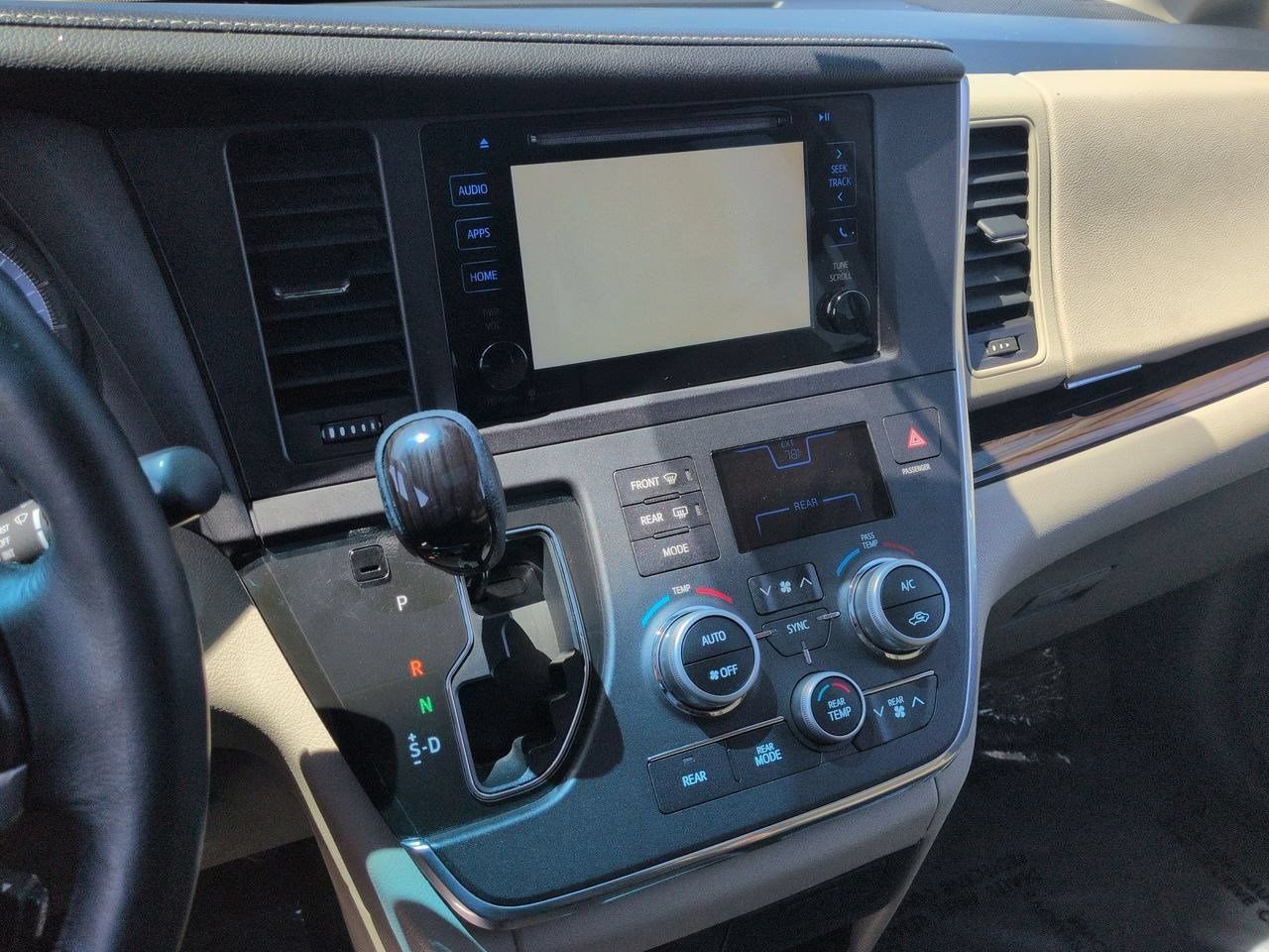 2015 Toyota Sienna XLE - Photo 28