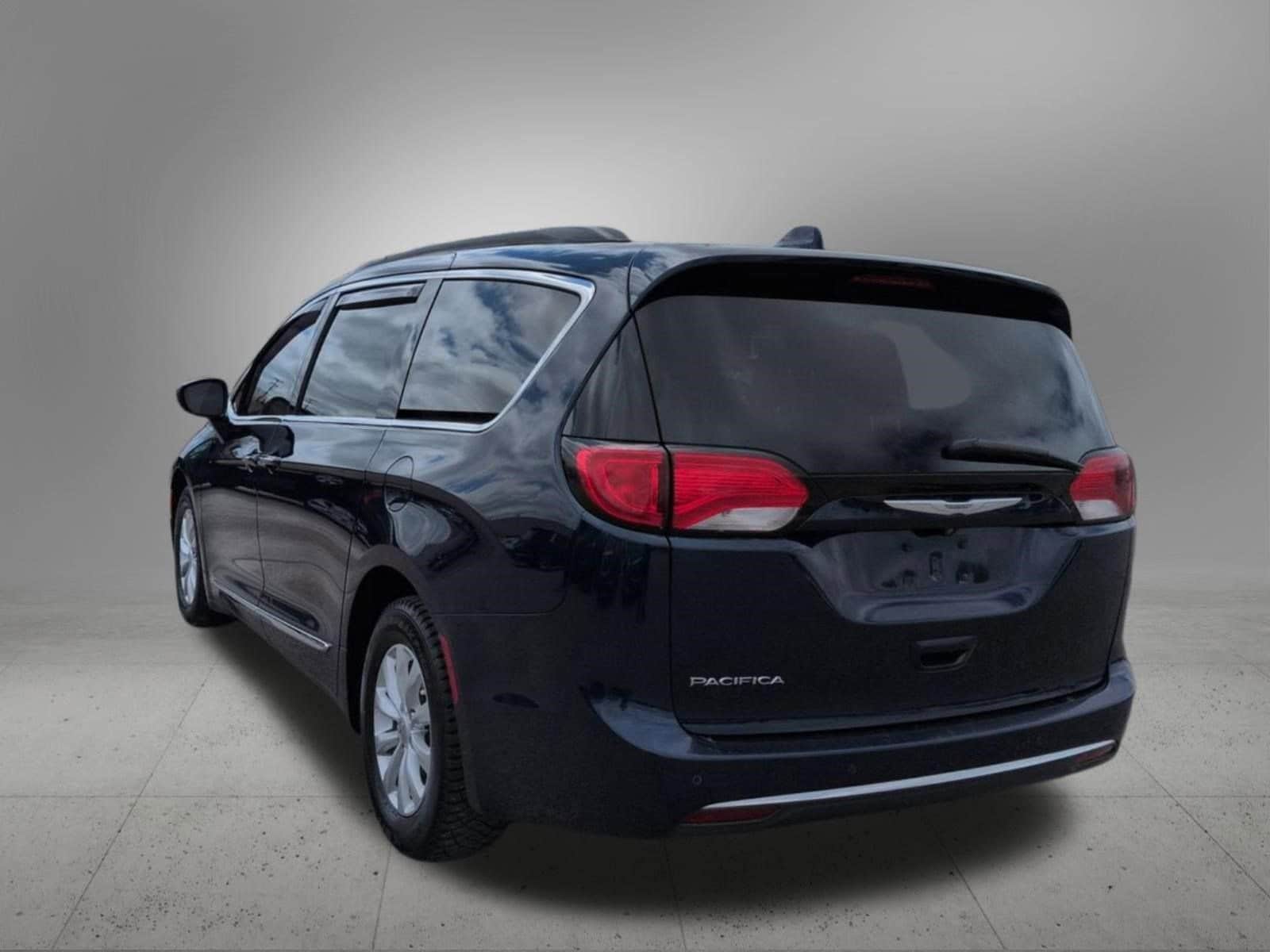 Thumbnail: 2017 Chrysler Pacifica - 4