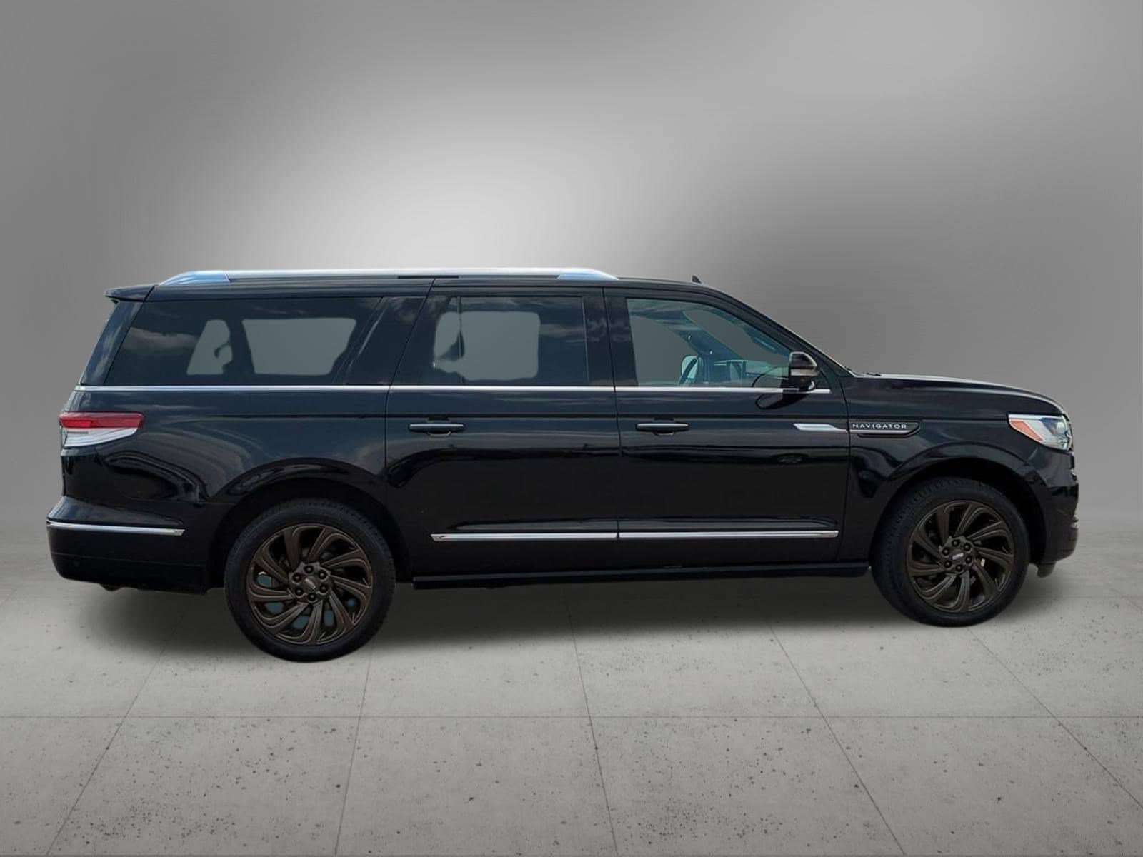 Thumbnail: 2022 Lincoln Navigator L - 7