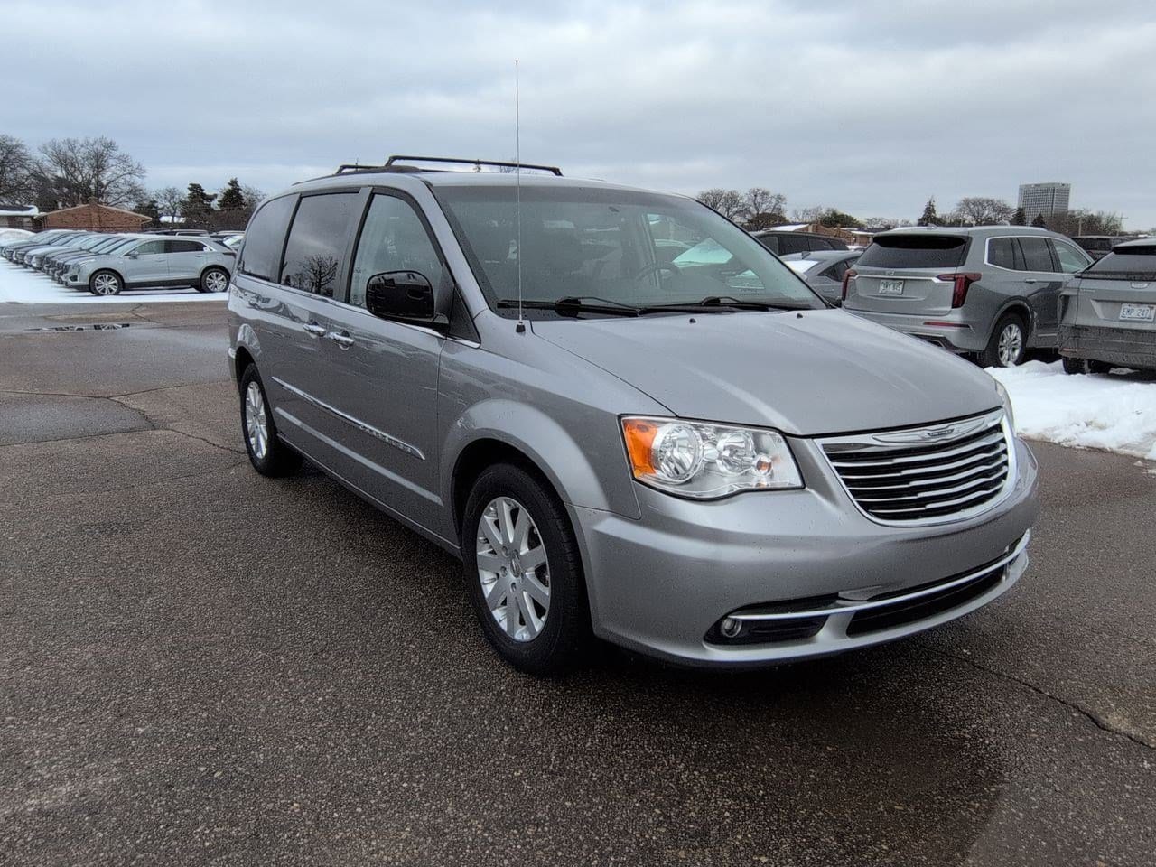 Thumbnail: 2015 Chrysler Town & Country - 8