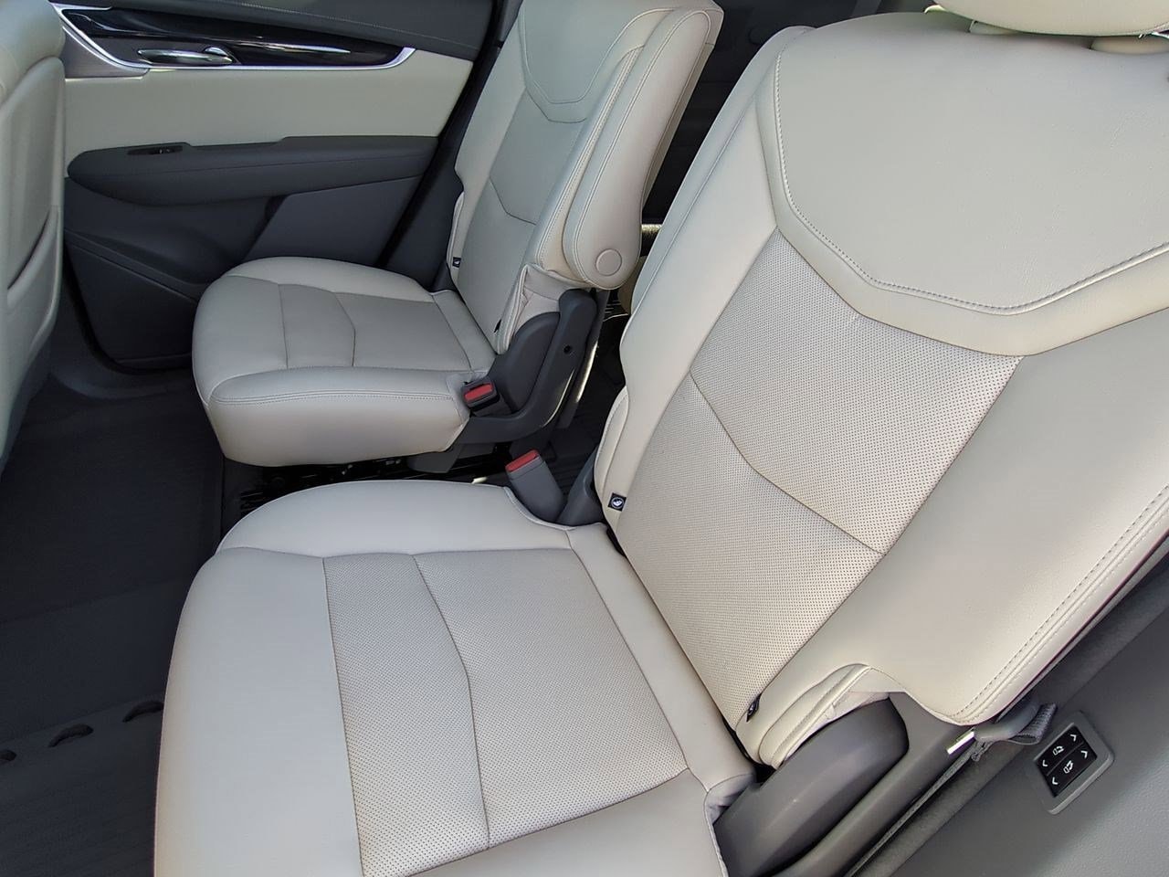 Thumbnail: 2024 Cadillac XT6 - 19