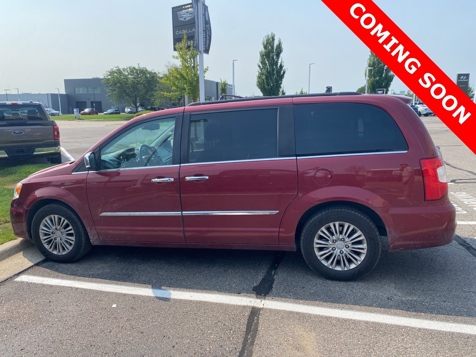 Thumbnail: 2015 Chrysler Town & Country - 8