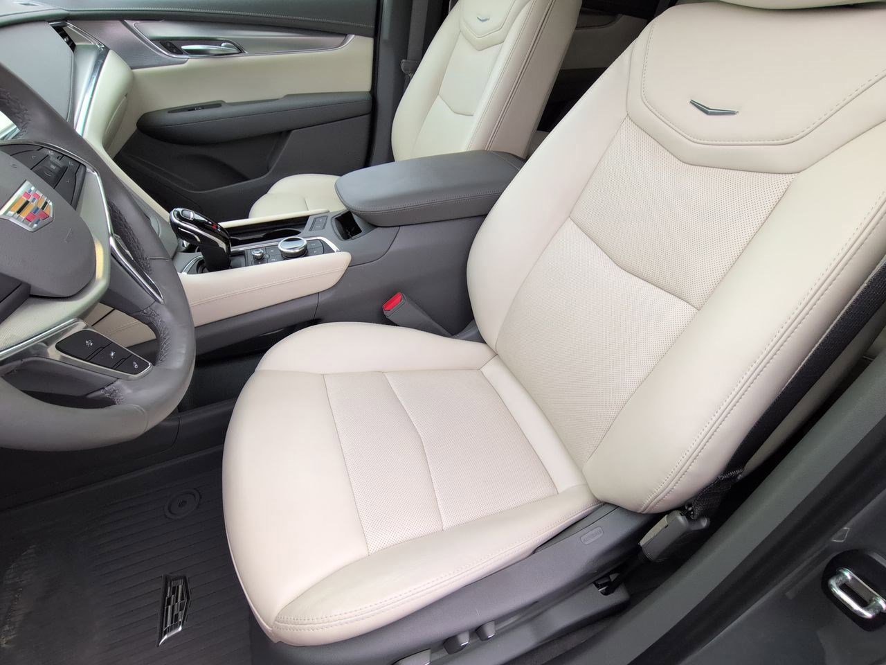 Thumbnail: 2023 Cadillac XT5 - 16