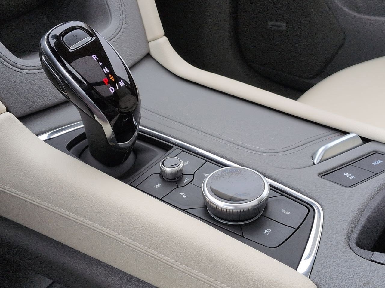 Thumbnail: 2024 Cadillac XT6 - 33