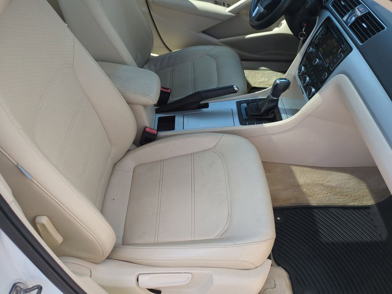 Thumbnail: 2012 Volkswagen Passat - 22