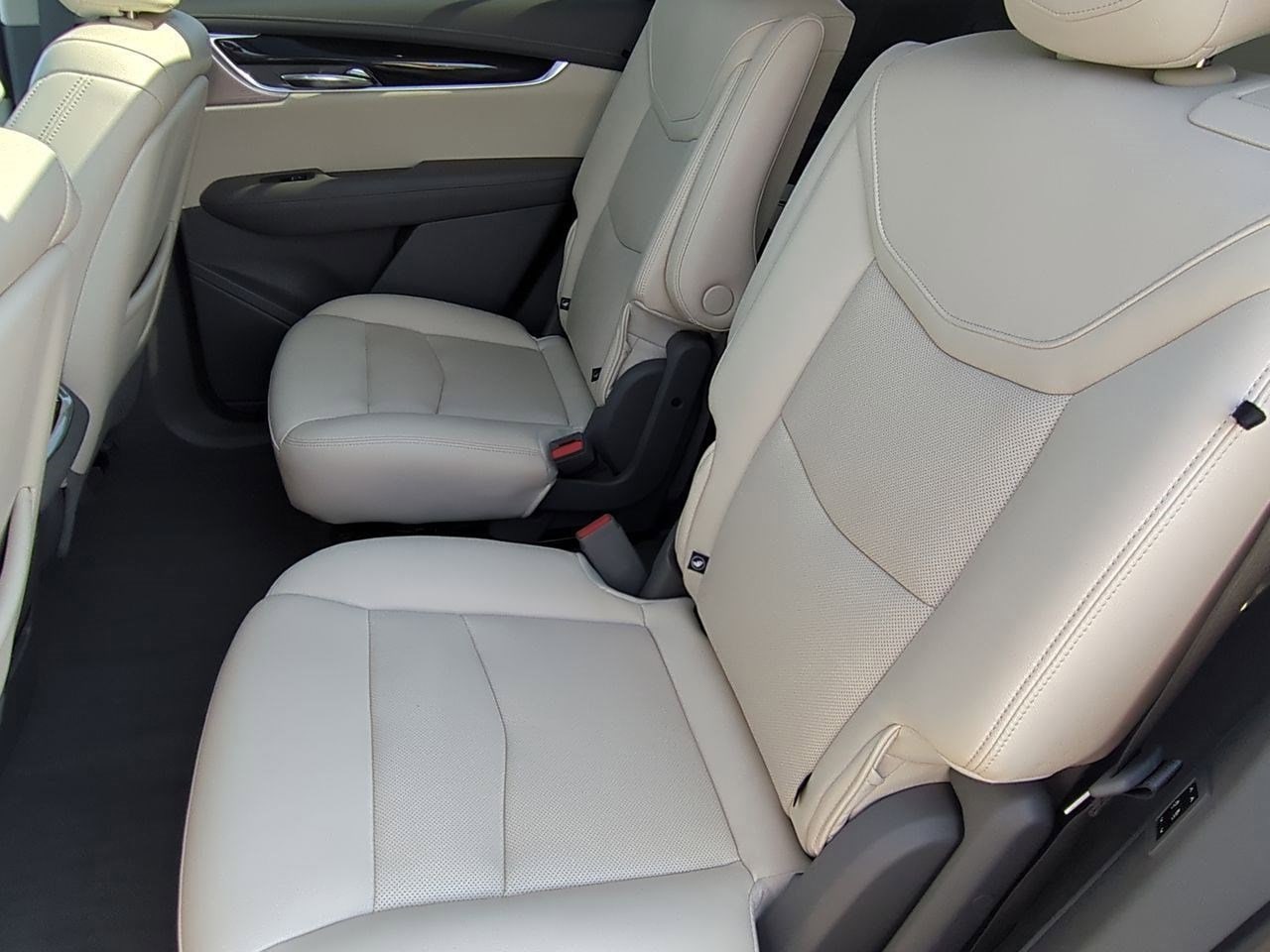 Thumbnail: 2023 Cadillac XT6 - 19