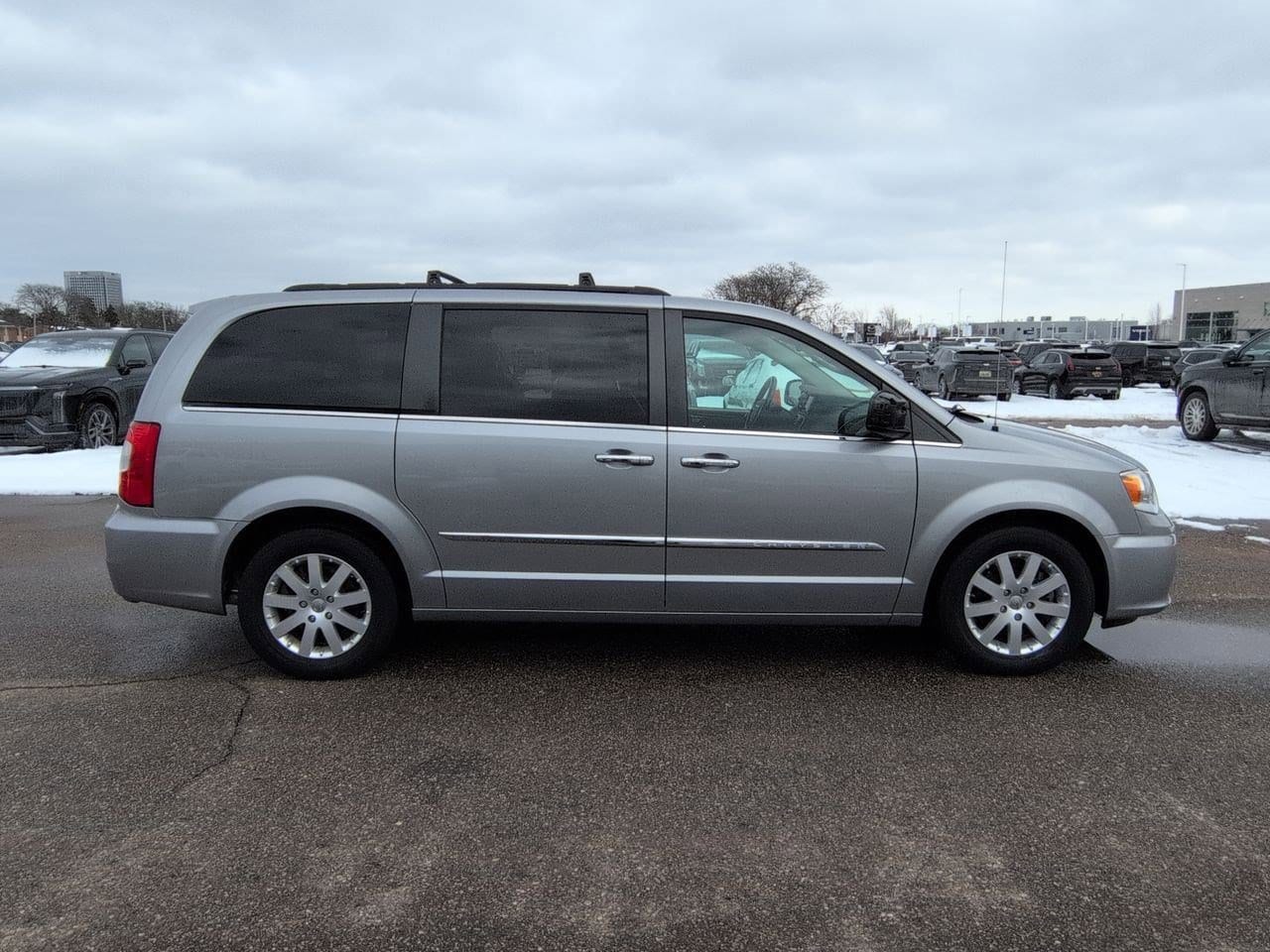 Thumbnail: 2015 Chrysler Town & Country - 7