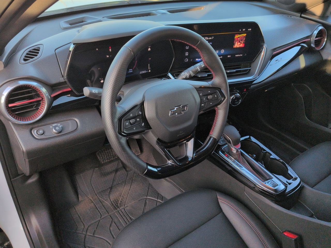 2024 Chevrolet Trax photo 2