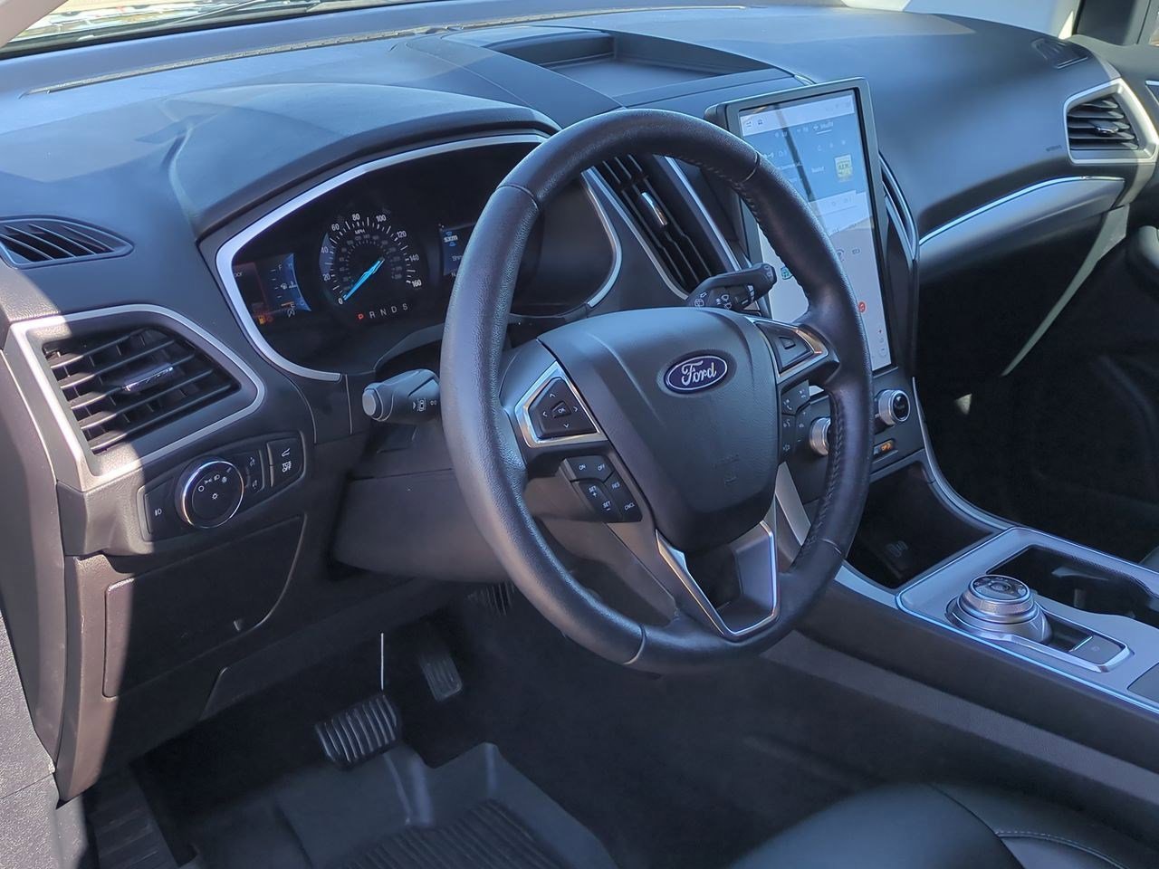 2021 Ford Edge SEL photo 2
