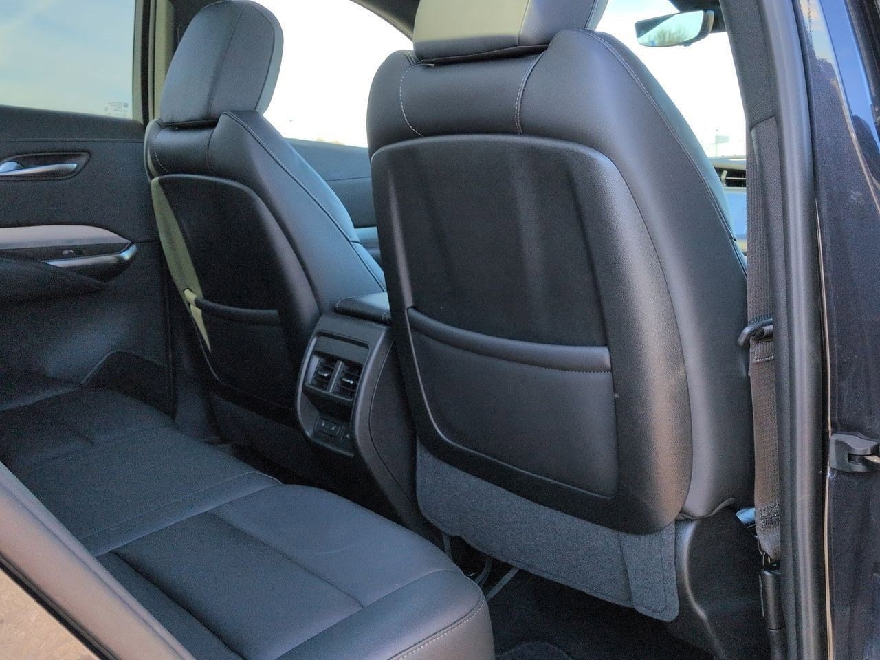 Thumbnail: 2023 Cadillac XT4 - 21