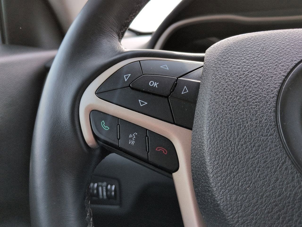 Thumbnail: 2015 Jeep Cherokee - 23