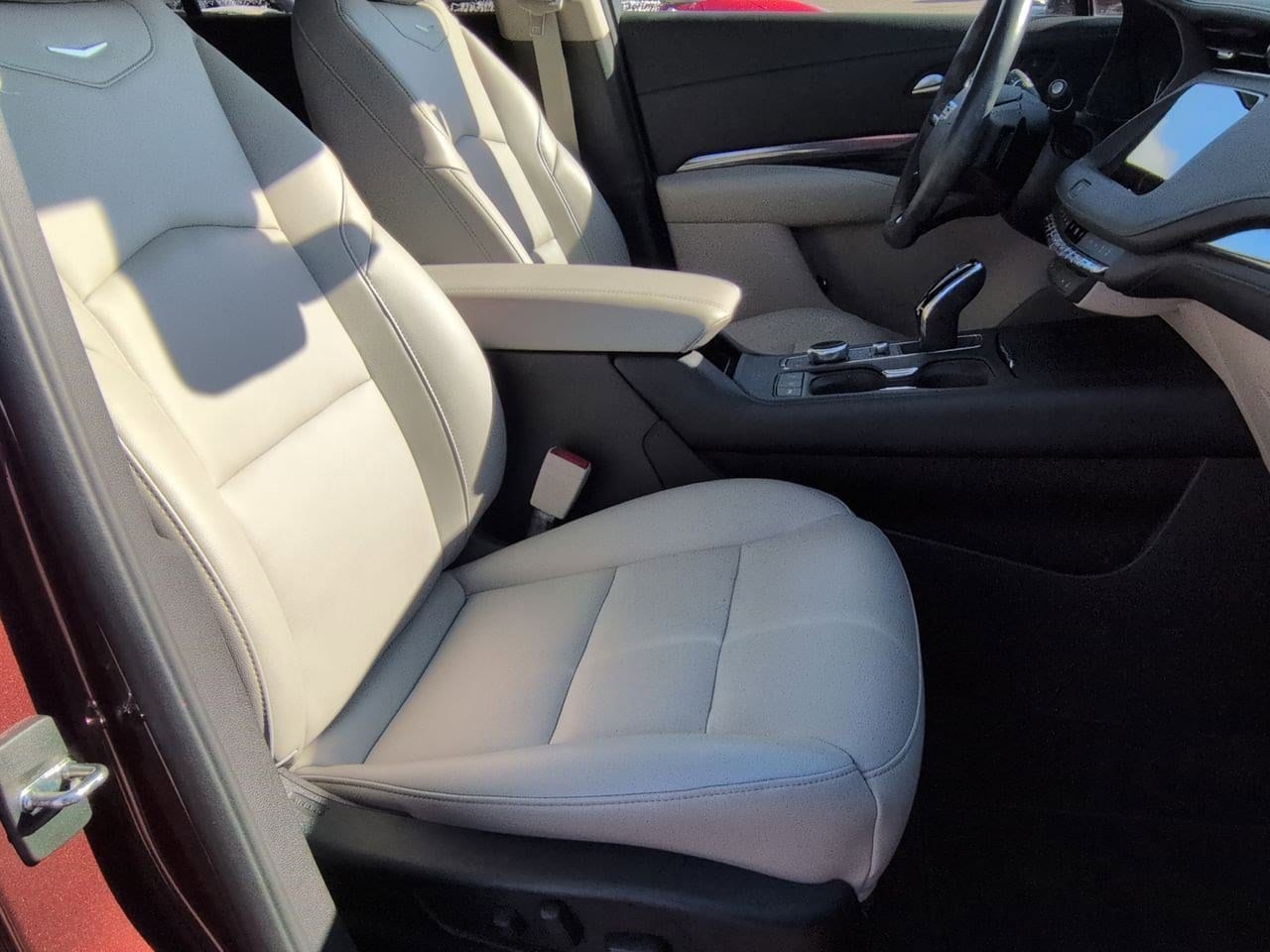 Thumbnail: 2022 Cadillac XT4 - 21