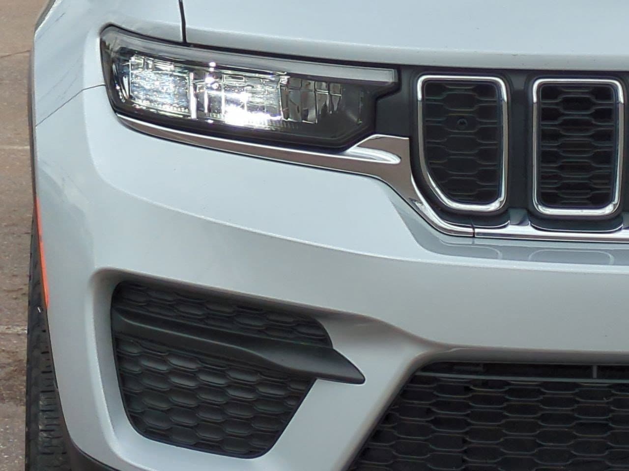 Thumbnail: 2023 Jeep Grand Cherokee - 10