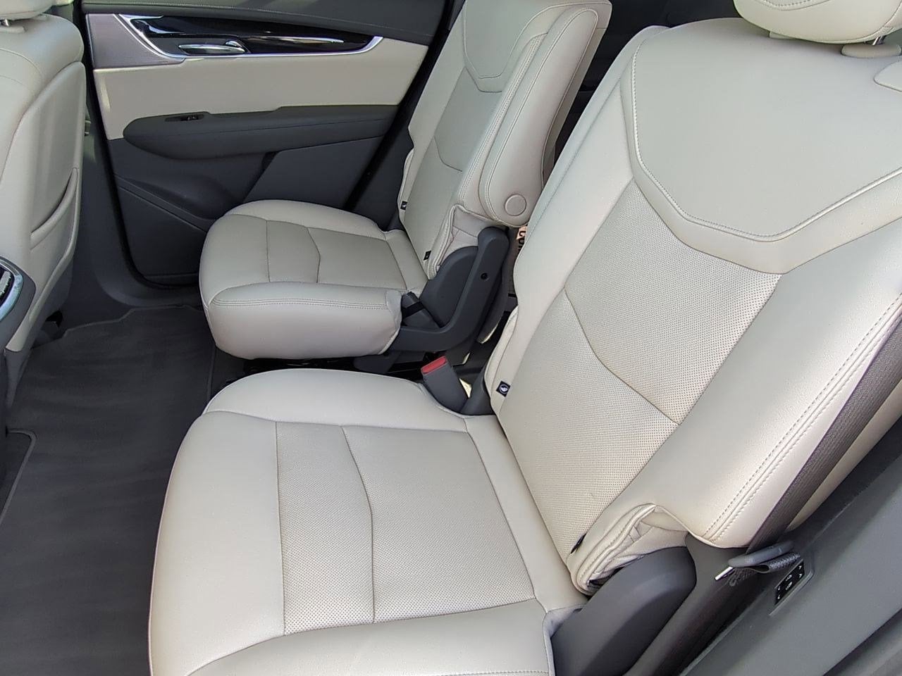 Thumbnail: 2023 Cadillac XT6 - 19