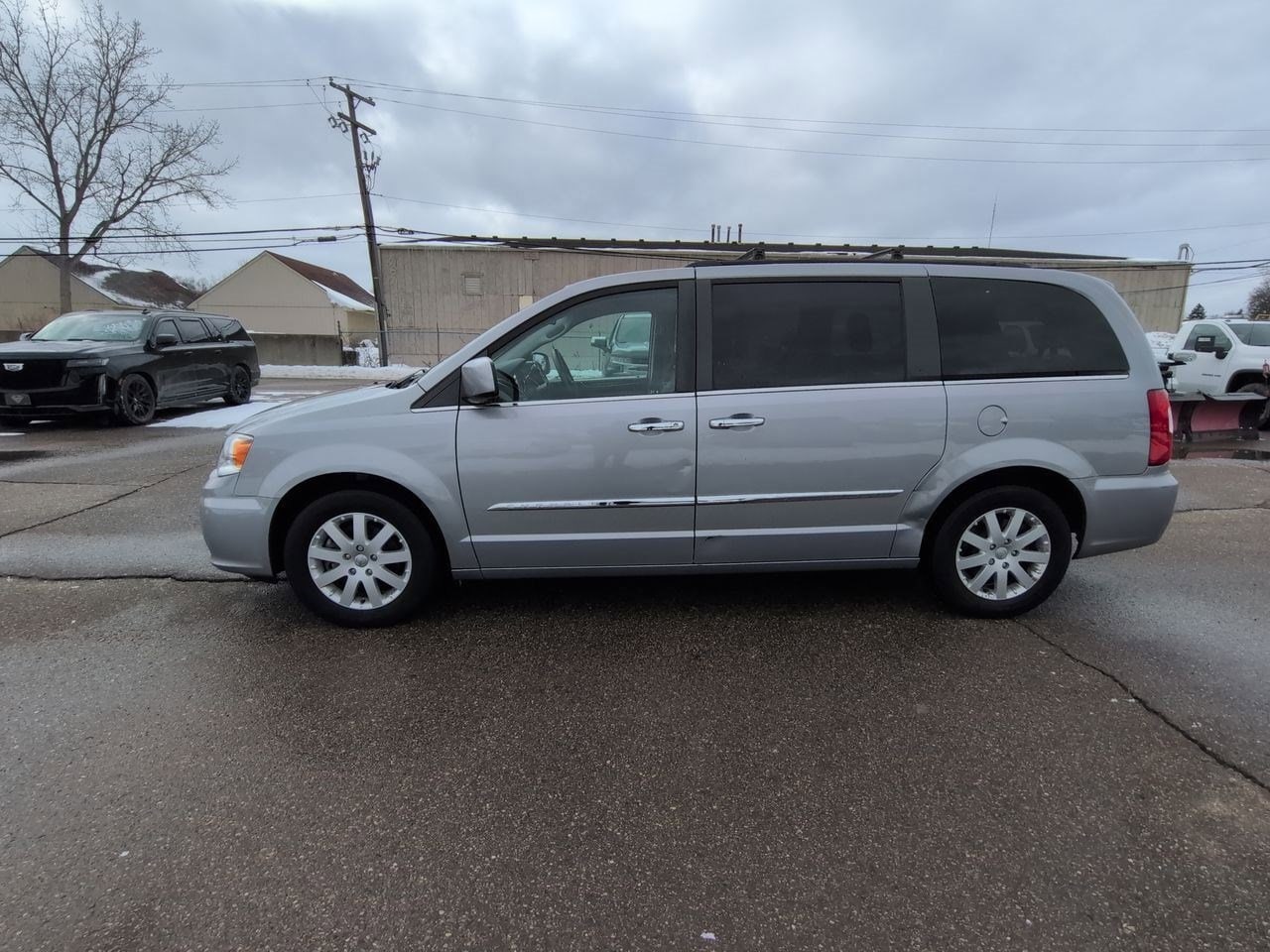 Thumbnail: 2015 Chrysler Town & Country - 3