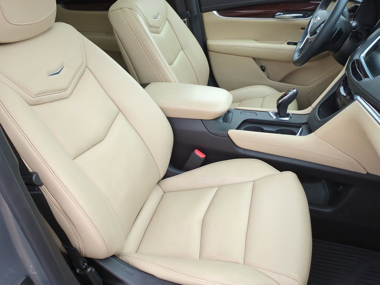 Thumbnail: 2022 Cadillac XT5 - 22