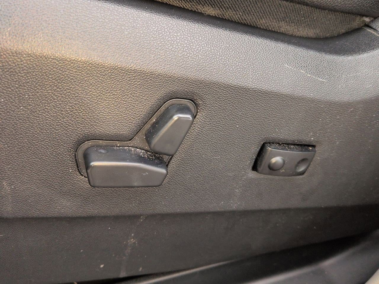 Thumbnail: 2015 Chrysler Town & Country - 17