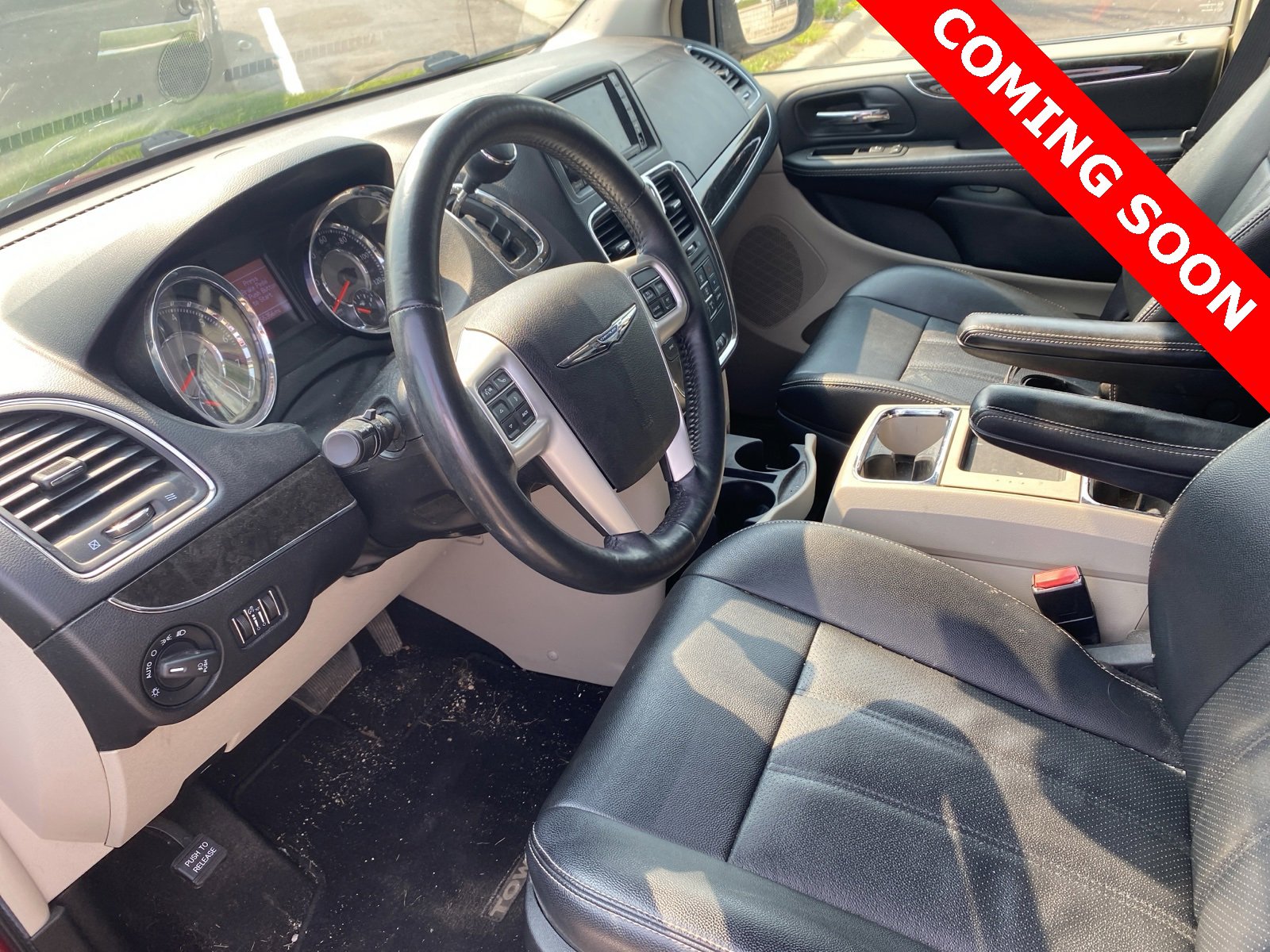 Thumbnail: 2015 Chrysler Town & Country - 11