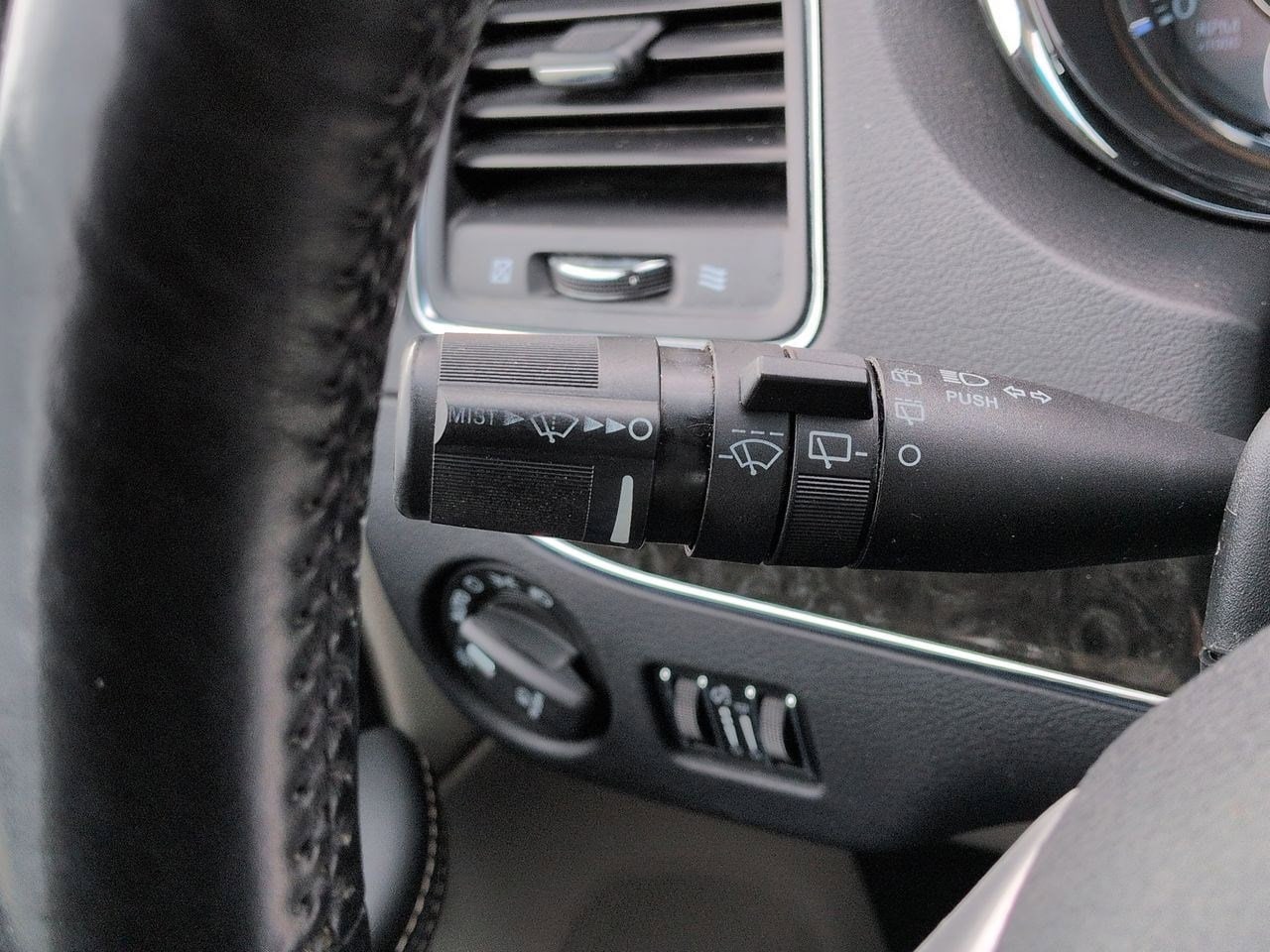 Thumbnail: 2015 Chrysler Town & Country - 26