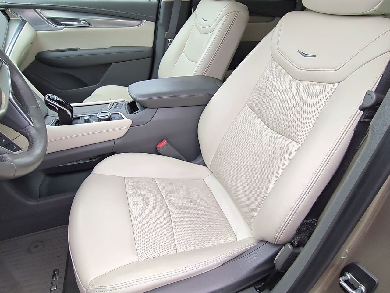 Thumbnail: 2023 Cadillac XT5 - 16