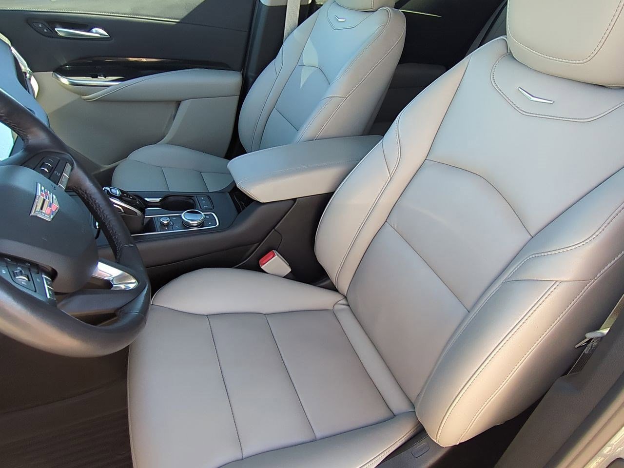 Thumbnail: 2023 Cadillac XT4 - 15