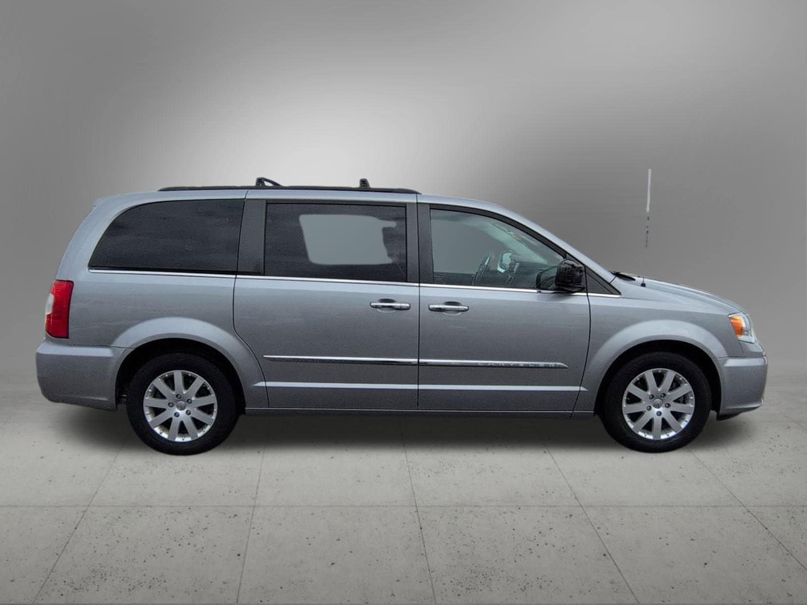 Thumbnail: 2015 Chrysler Town & Country - 7