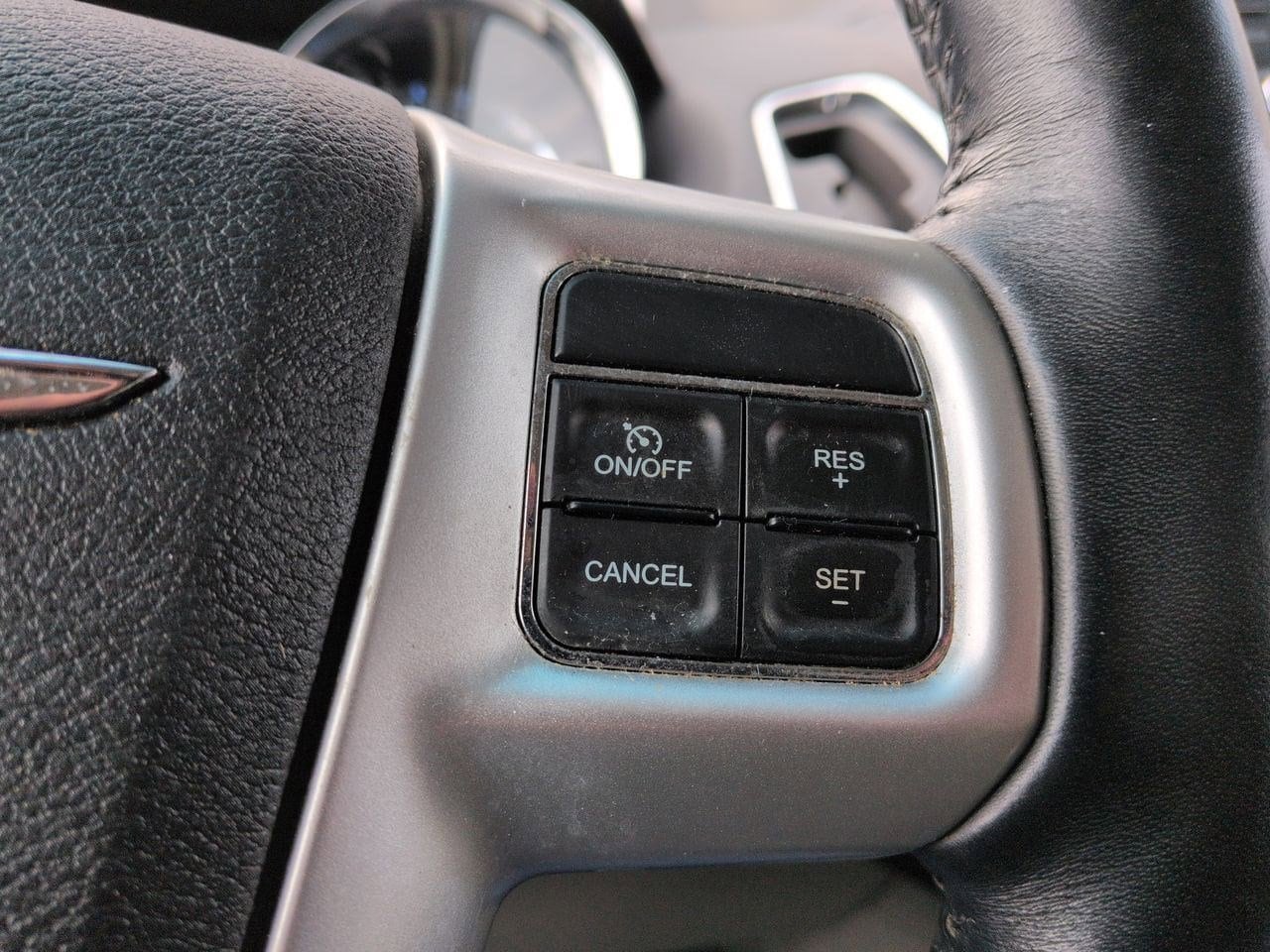 Thumbnail: 2015 Chrysler Town & Country - 24