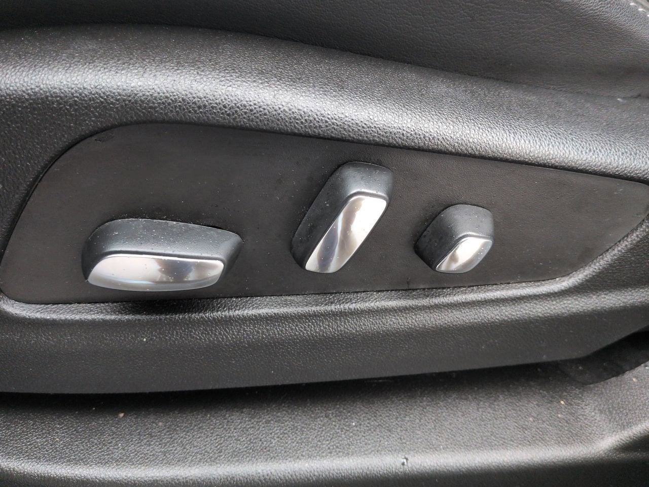 Thumbnail: 2023 Cadillac XT6 - 17