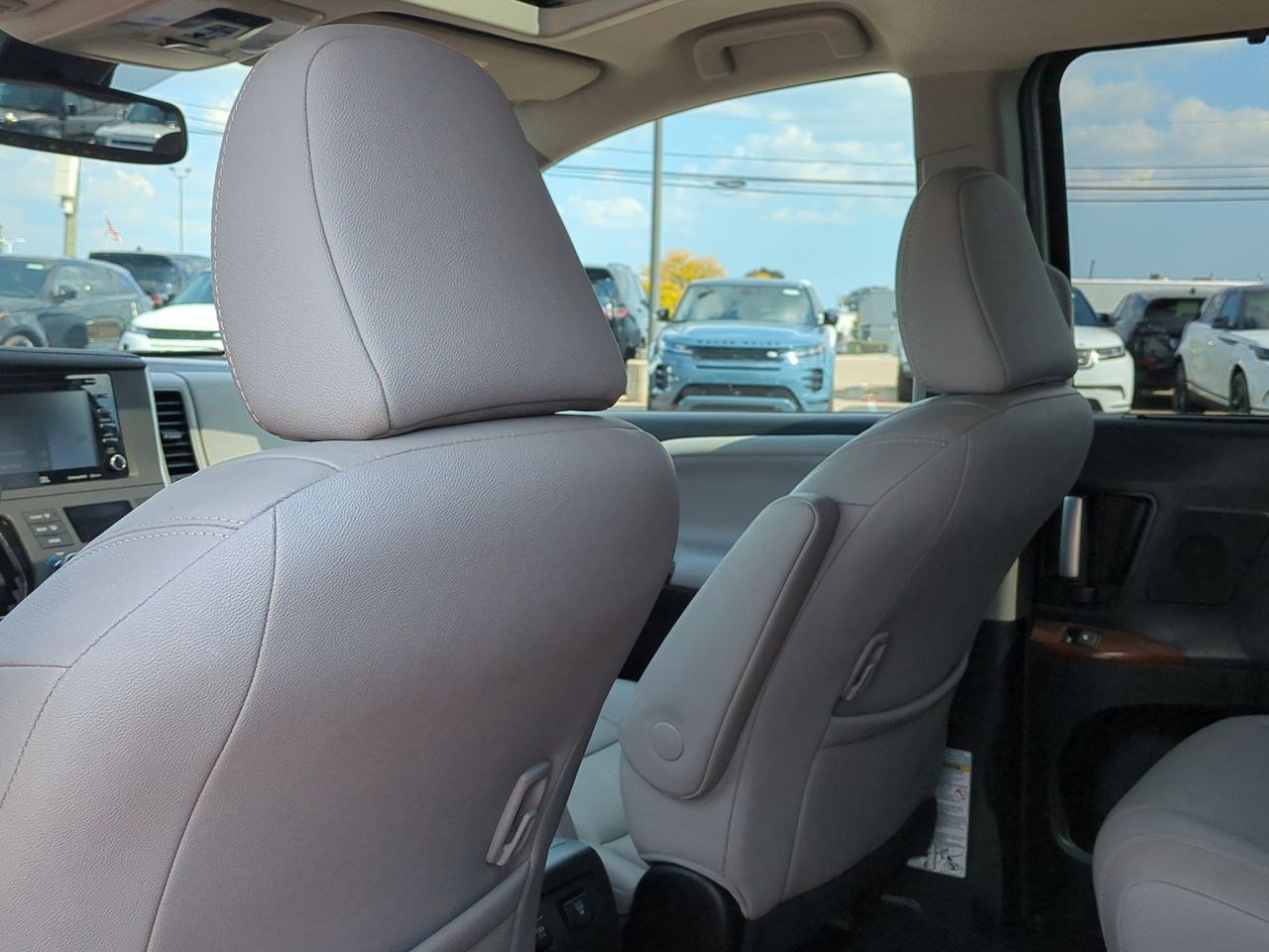 Thumbnail: 2020 Toyota Sienna - 17