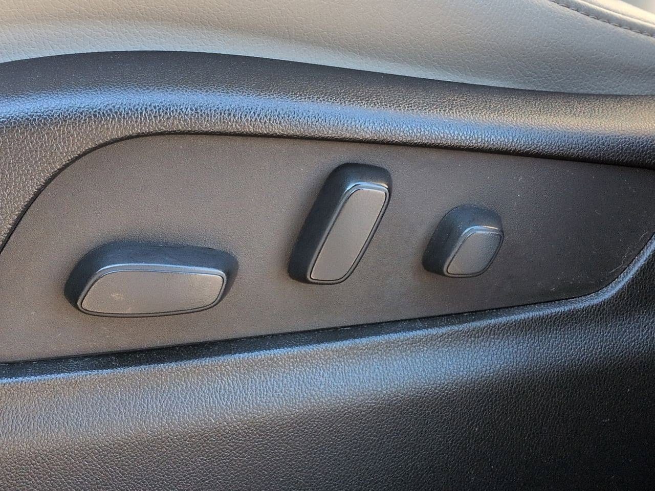 Thumbnail: 2022 Cadillac XT4 - 17