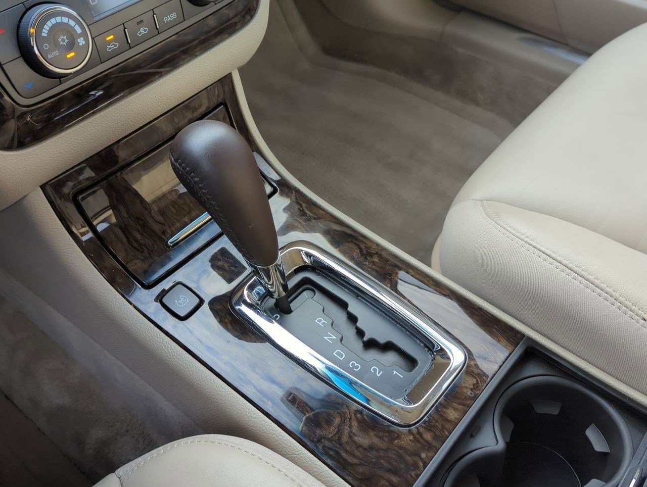 Thumbnail: 2009 Cadillac DTS - 28