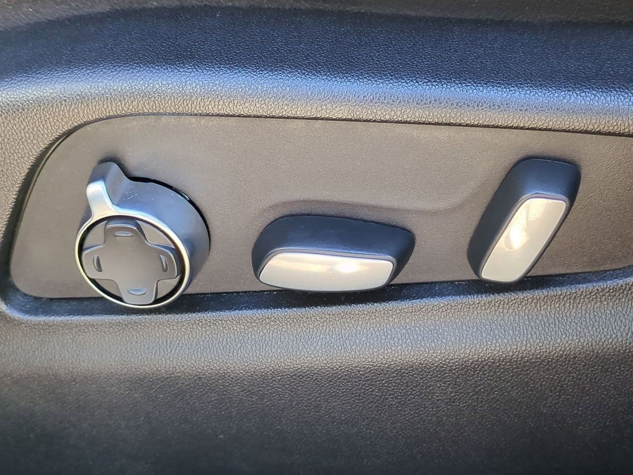 Thumbnail: 2023 Cadillac XT4 - 16