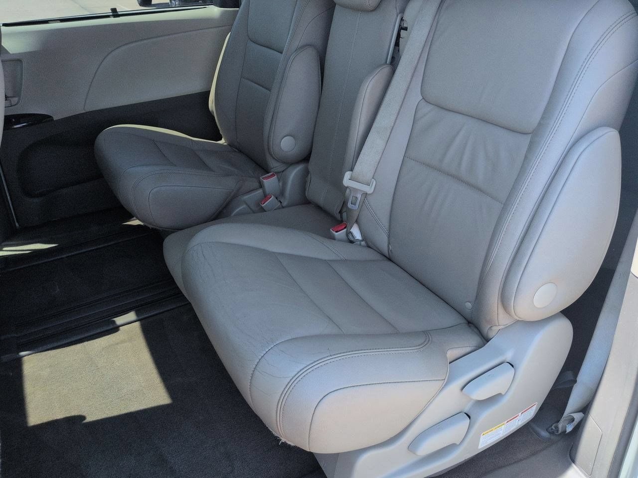 2015 Toyota Sienna XLE - Photo 19