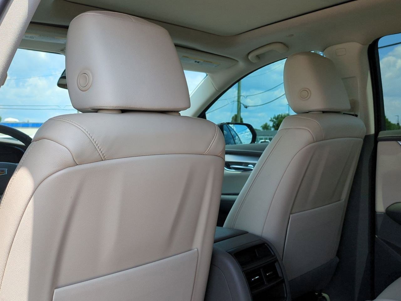 Thumbnail: 2022 Cadillac XT5 - 17