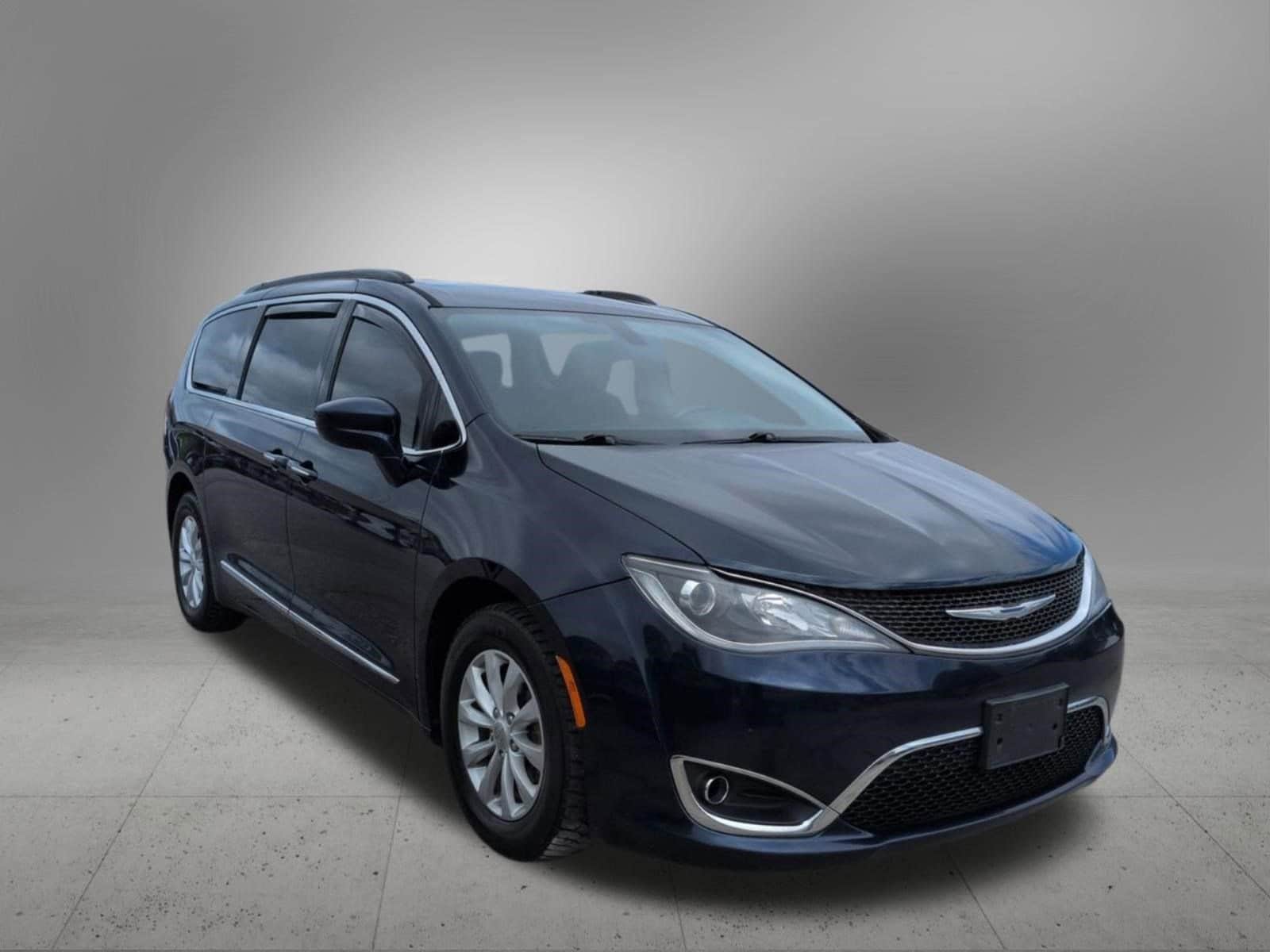 Thumbnail: 2017 Chrysler Pacifica - 8