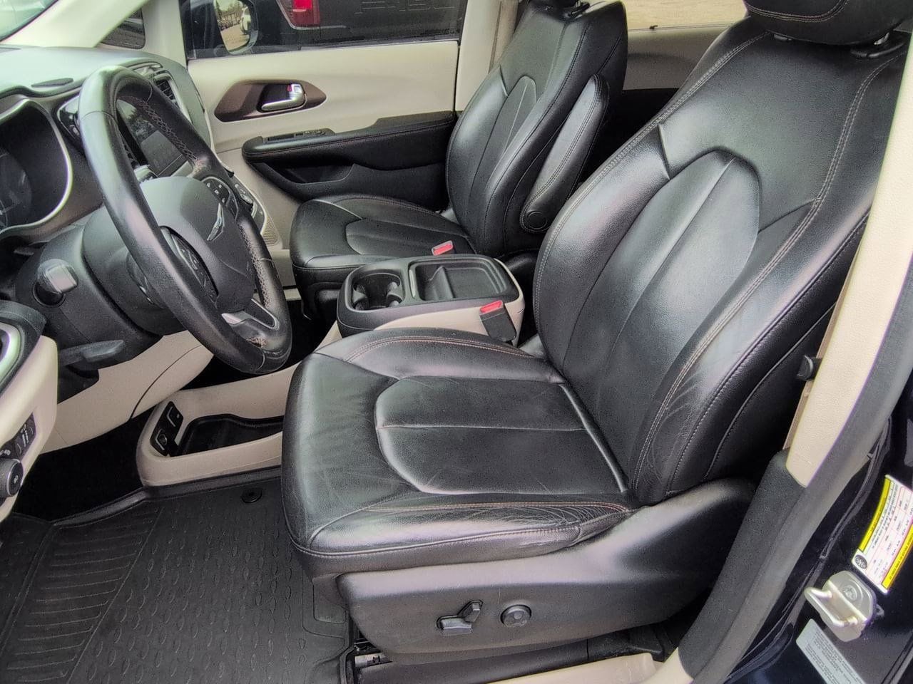 Thumbnail: 2017 Chrysler Pacifica - 16
