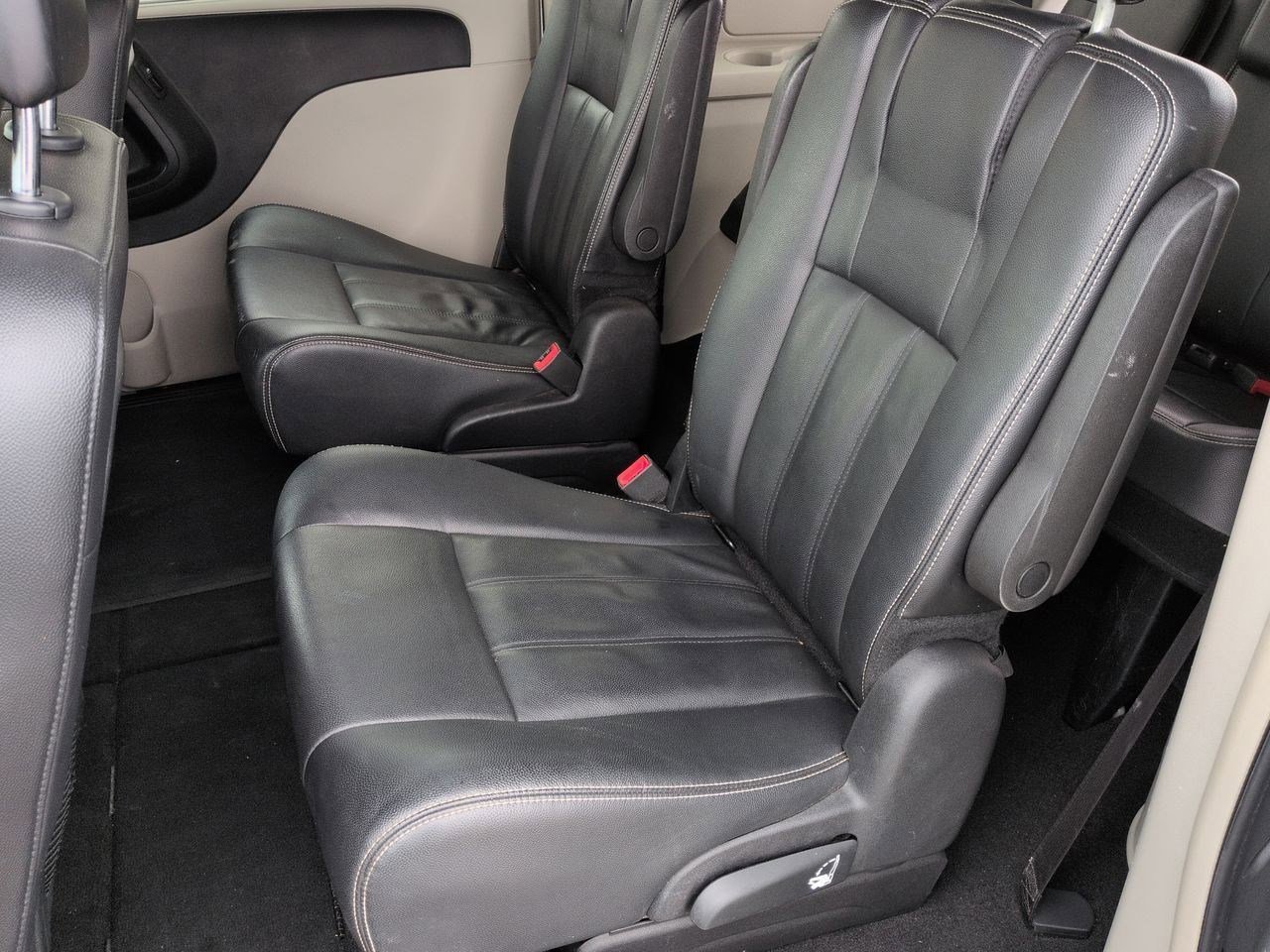 Thumbnail: 2015 Chrysler Town & Country - 19