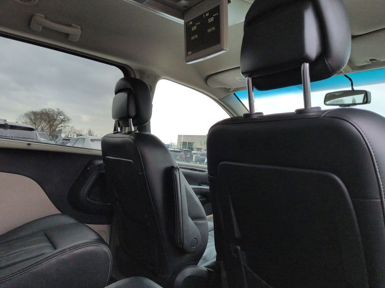 Thumbnail: 2015 Chrysler Town & Country - 18