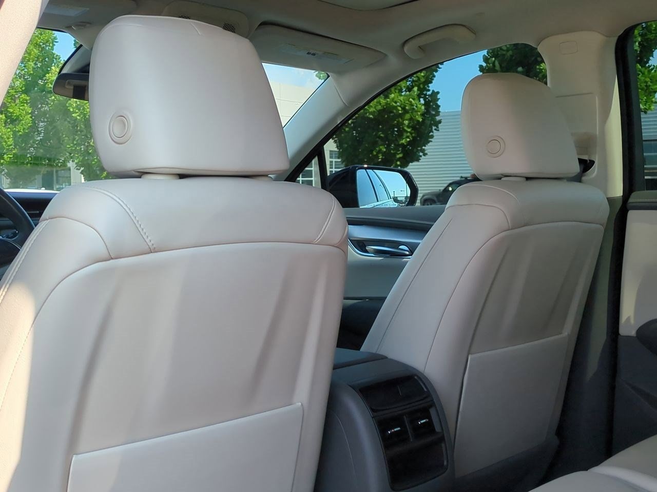 Thumbnail: 2022 Cadillac XT5 - 17