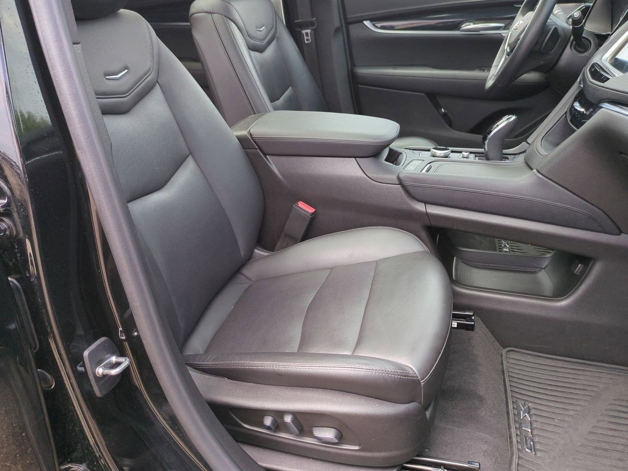Thumbnail: 2023 Cadillac XT5 - 21