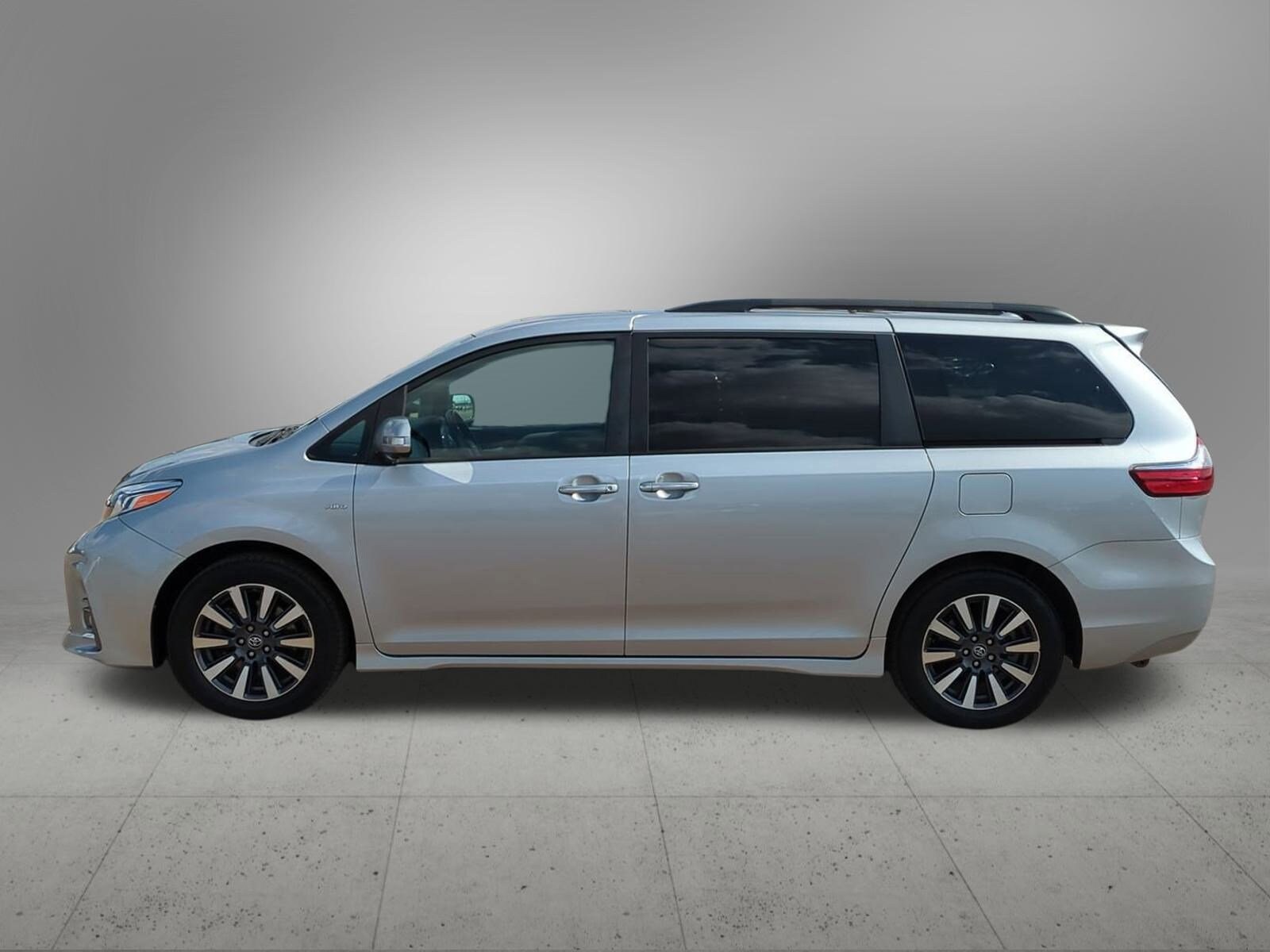 2020 Toyota Sienna XLE photo 3