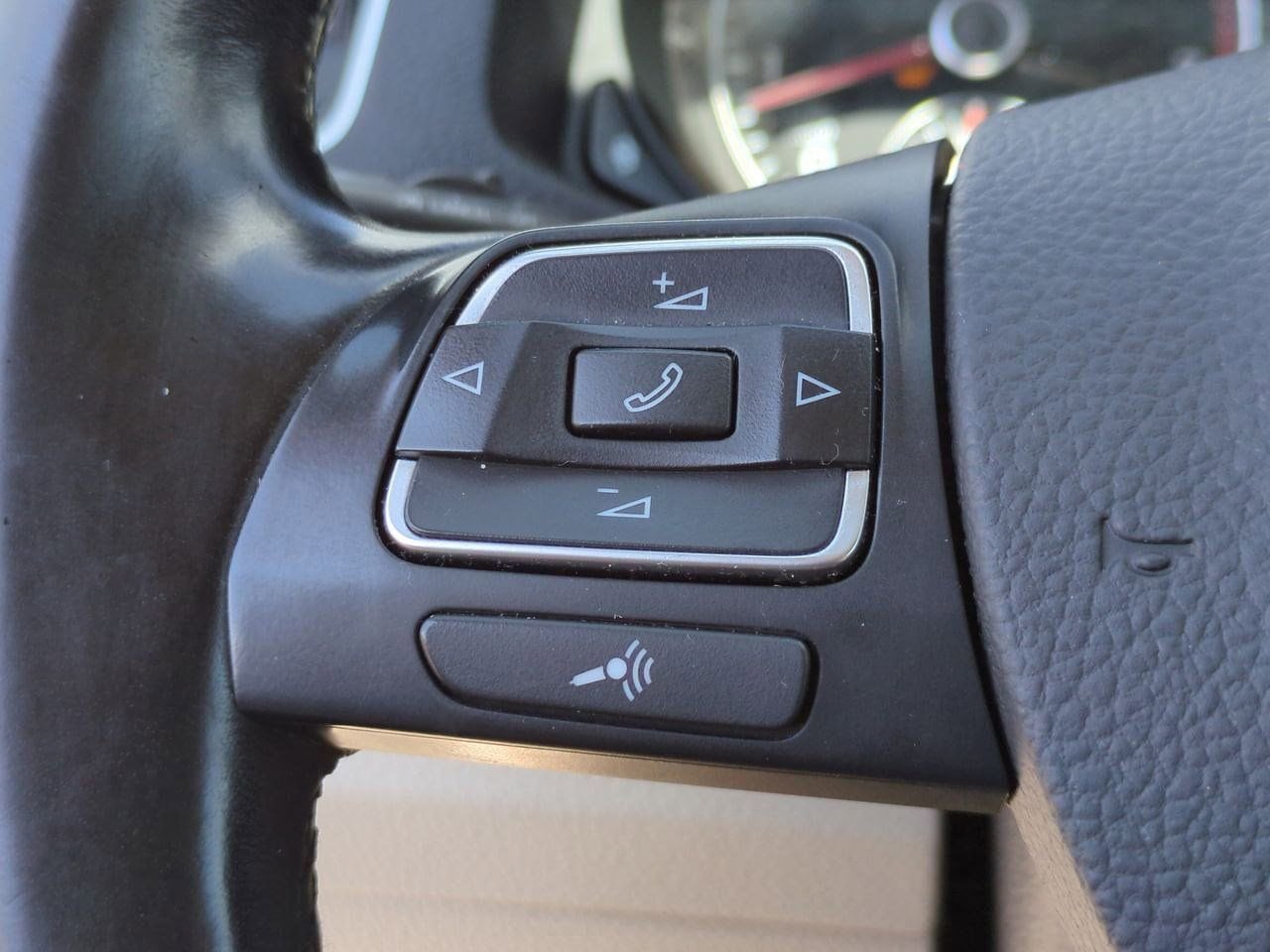 Thumbnail: 2012 Volkswagen Passat - 24