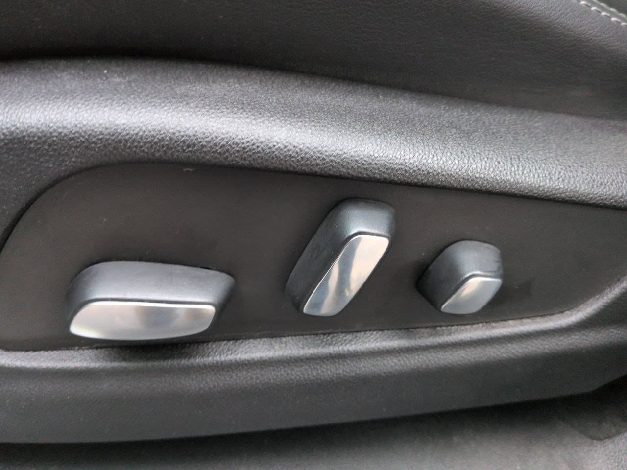 Thumbnail: 2023 Cadillac XT5 - 17