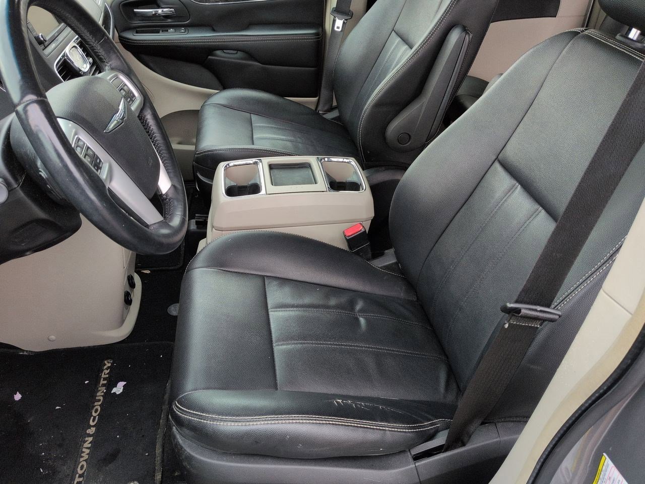 Thumbnail: 2015 Chrysler Town & Country - 16