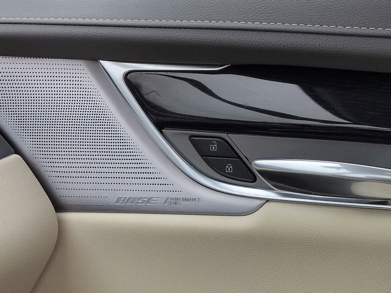 Thumbnail: 2024 Cadillac XT6 - 32