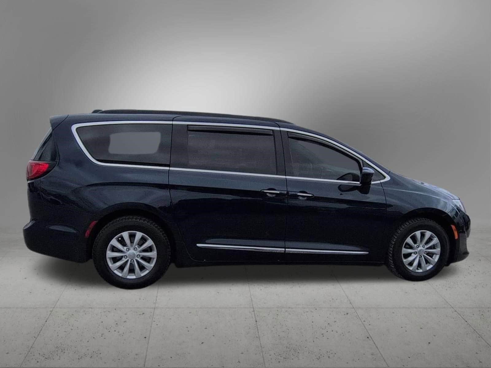 Thumbnail: 2017 Chrysler Pacifica - 7
